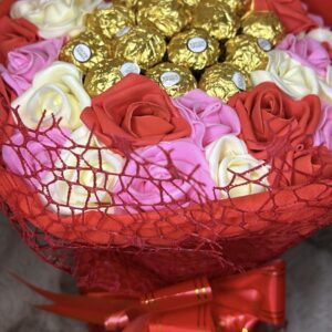 Букет с 35 розички + бонбони: