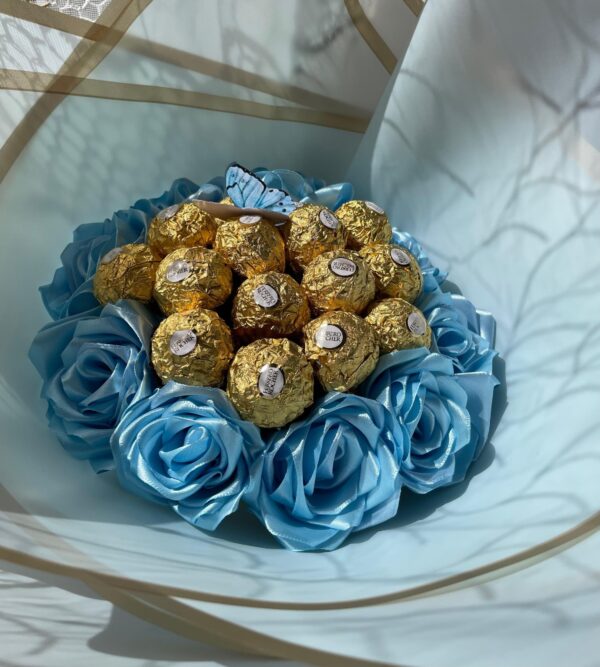 Букет от 9 сатенени розички и бонбони - Image 6