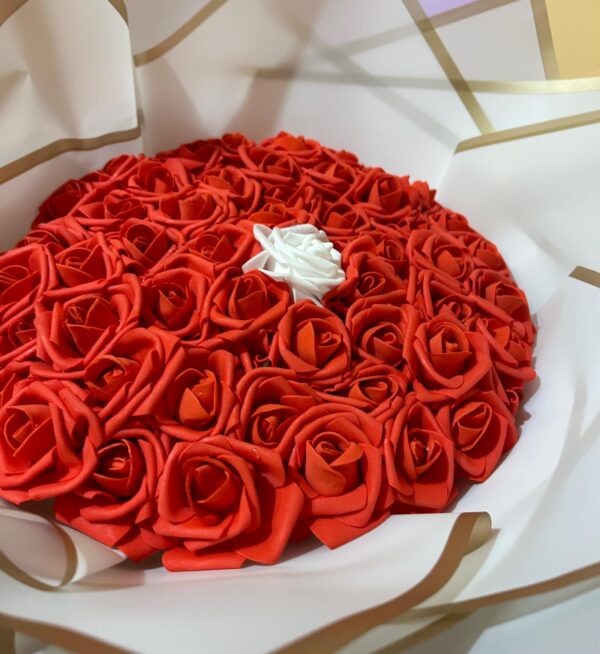 Букет с 51 фоамени рози