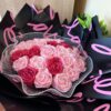 Букет от 25 сатенени розички с дантела